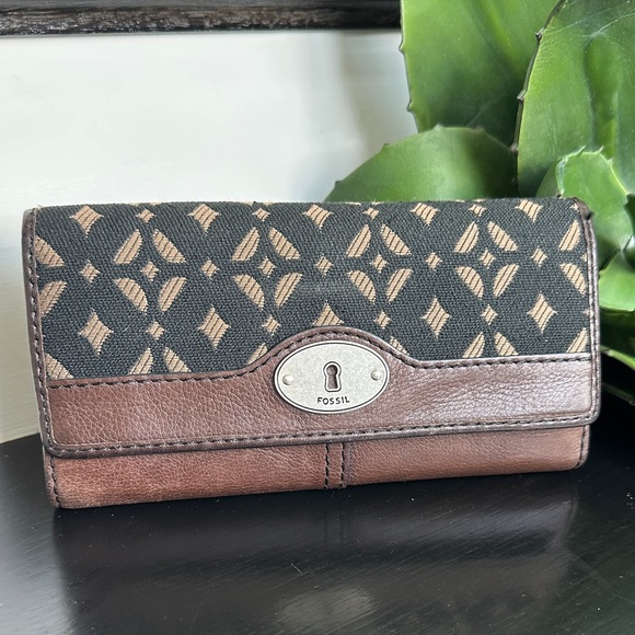Fossil Genuine Leather Wallet Clutch – Versatile, Easy Grab & Go clean - Picture 1 of 8